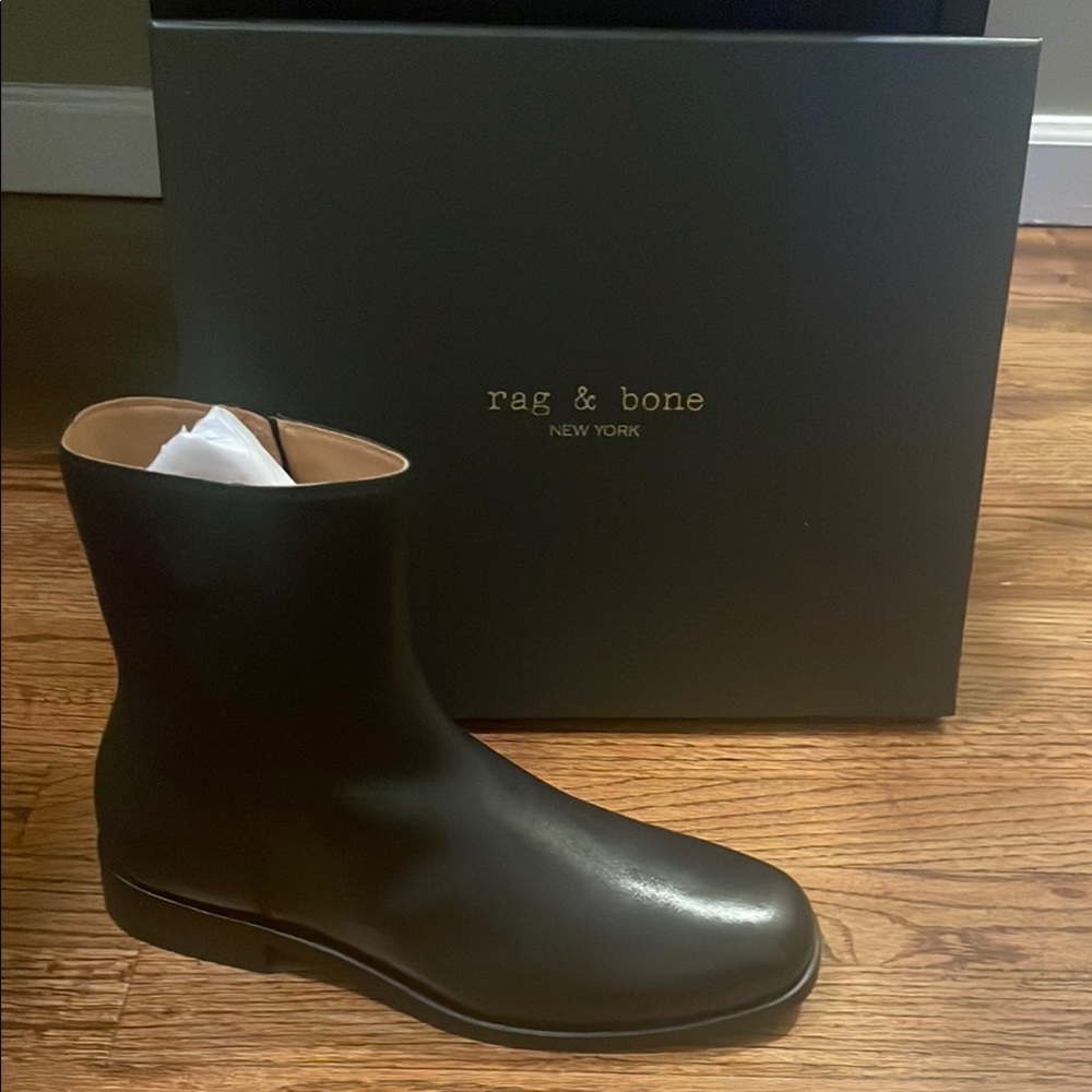 rag & bone Black Boots with Minimalist Design and Rounded Toe
